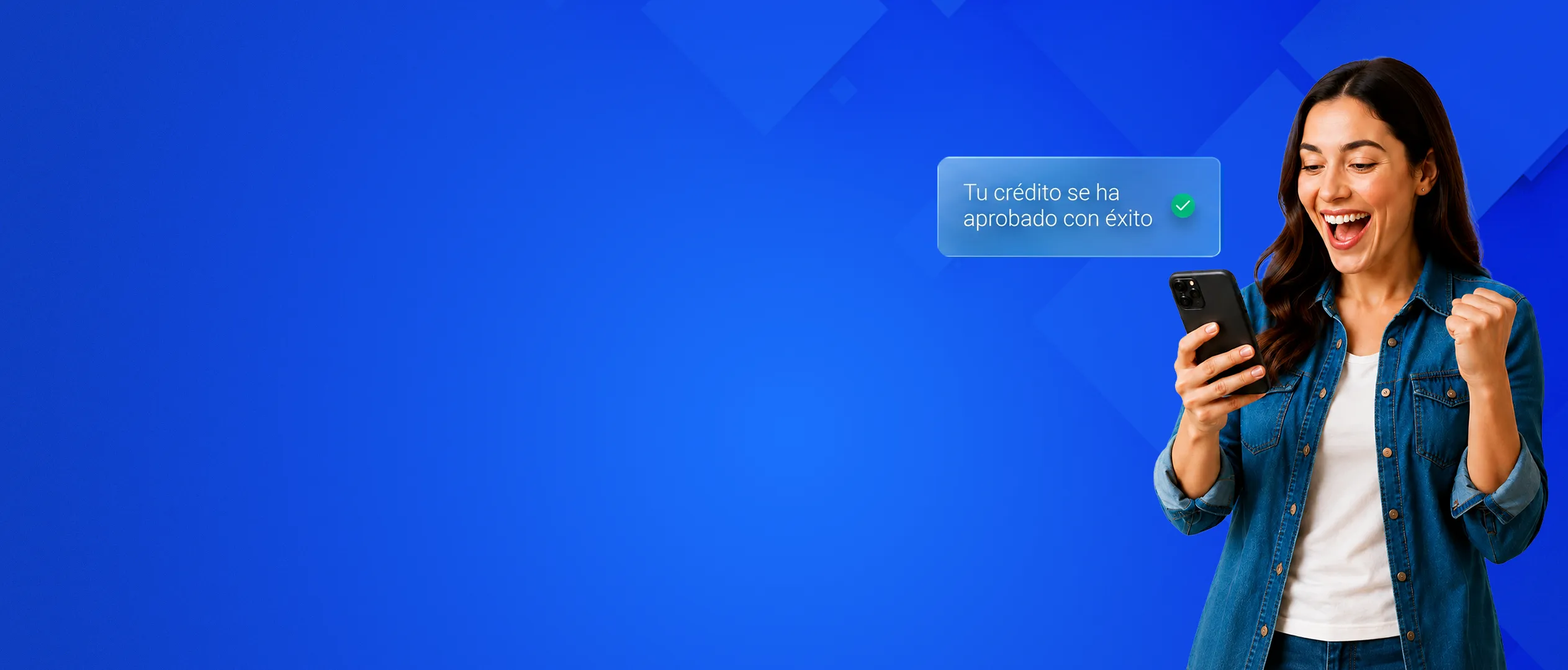 Colaboradora sonriendo al recibir la notificación de que su crédito se ha aprobado con éxito