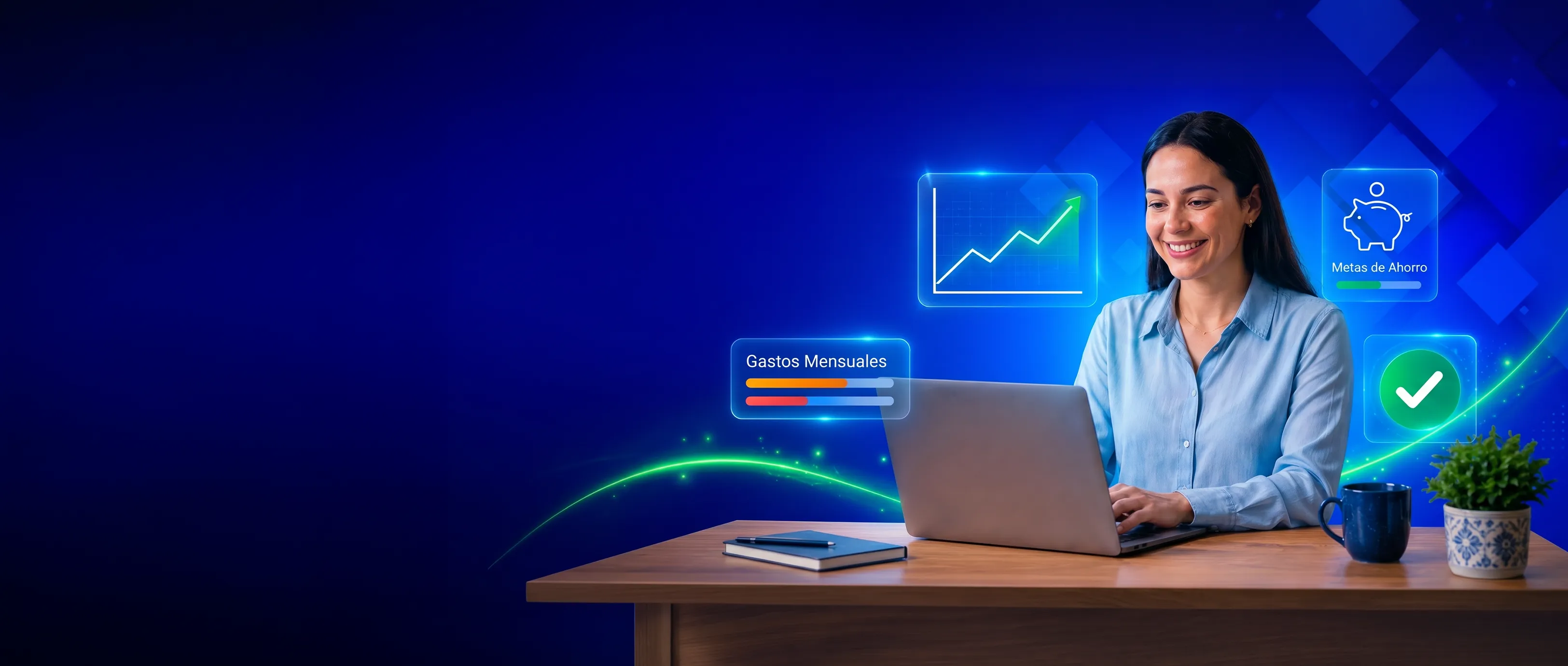 Colaboradora sonriente revisando sus gastos mensuales y metas de ahorro desde su laptop