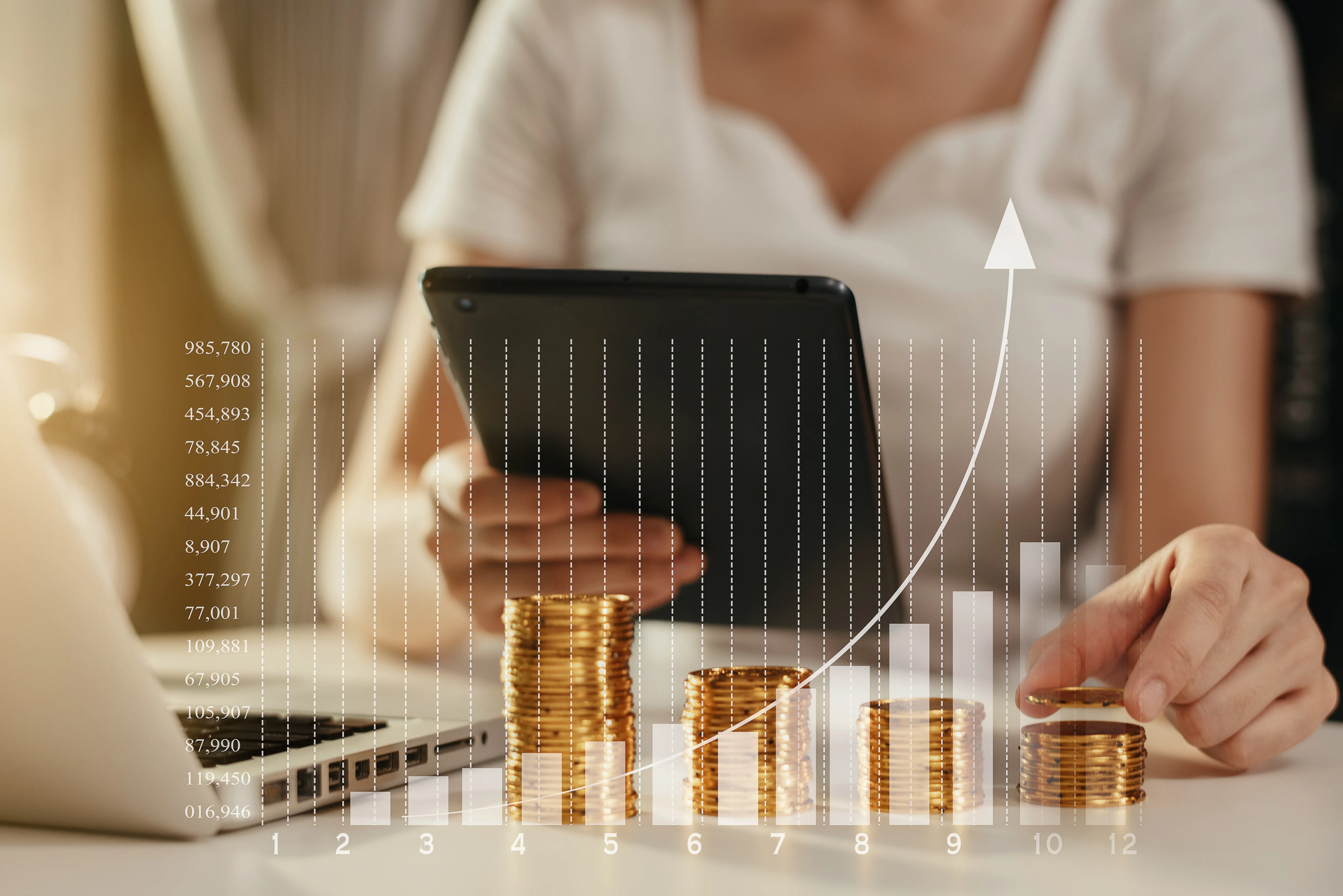 Gráfica de crecimiento superpuesta sobre monedas apiladas en aumento