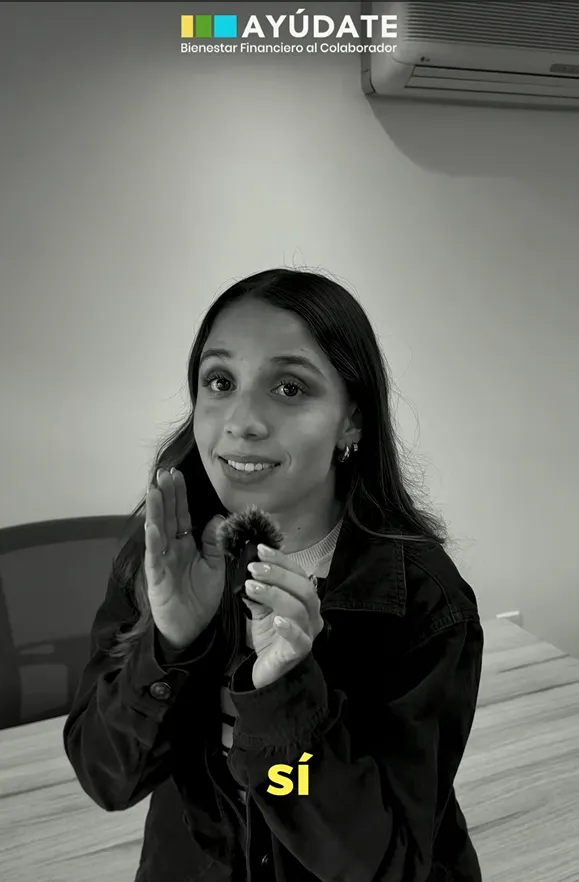 Colaboradora de Ayúdate explicando cómo funciona un crédito