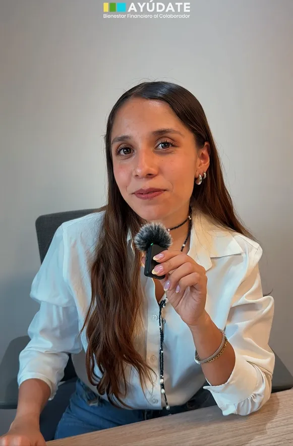 Colaboradora de Ayúdate explicando qué es la compra de deuda