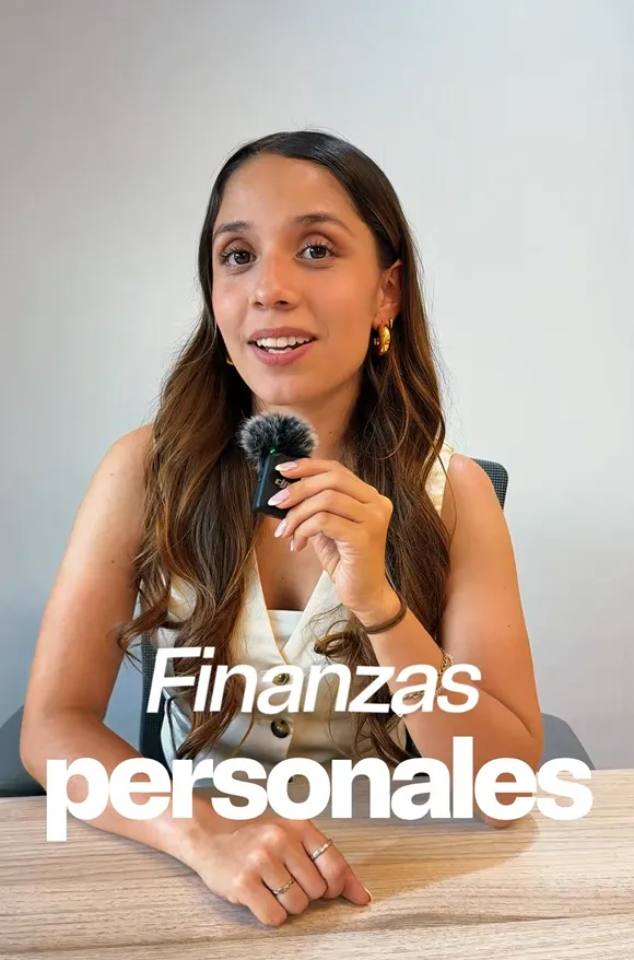 Colaboradora de Ayúdate explicando qué son las finanzas personales