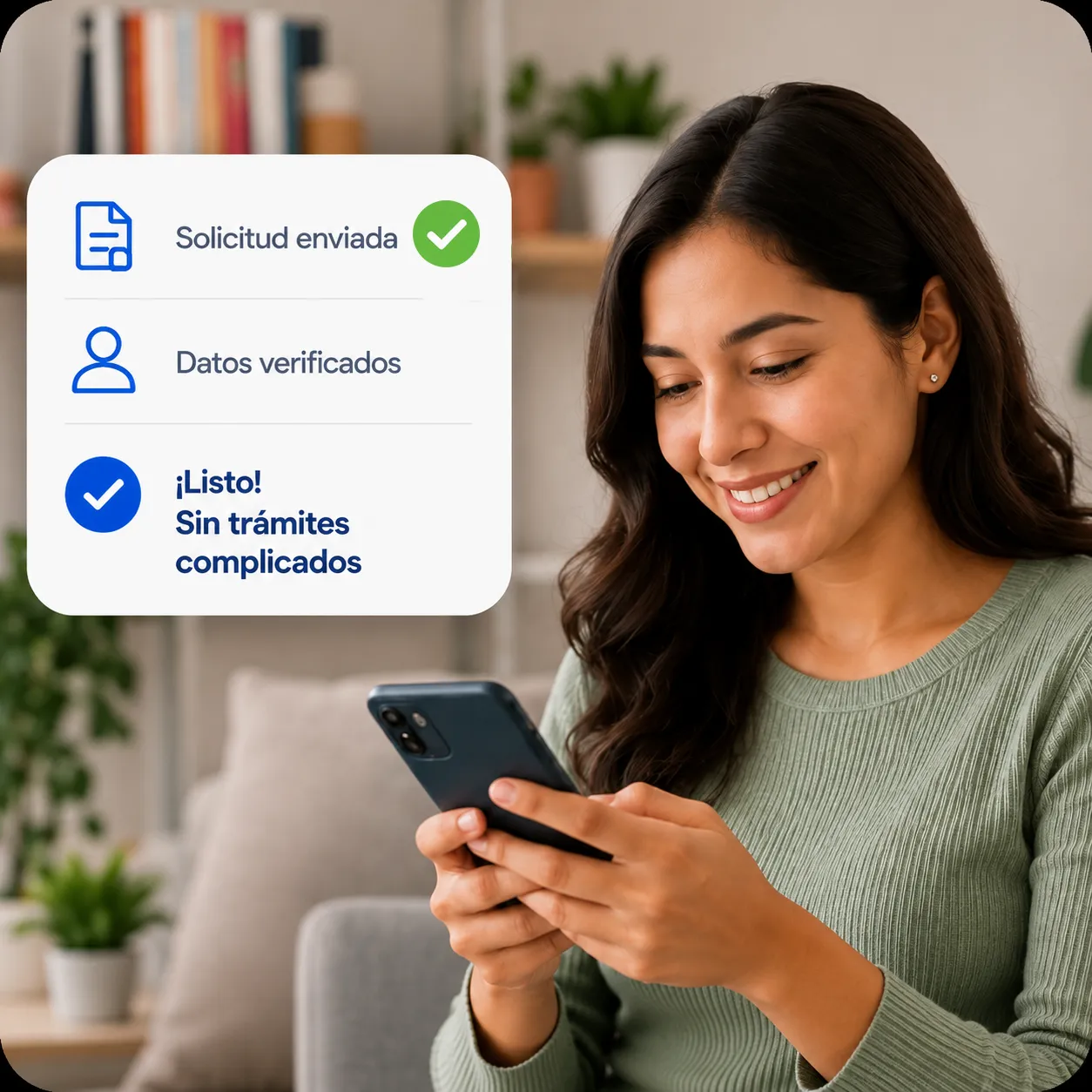 Colaboradora sonriendo mientras solicita su crédito desde el celular; su solicitud aparece enviada y verificada